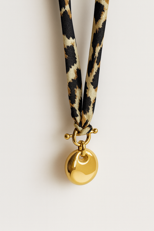 Collar Nudo Safari  – cinta estampada y colgante dorado brillante