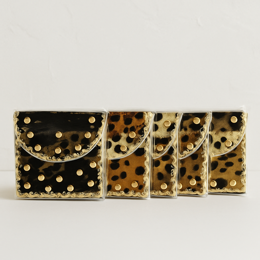 Cartera Safari de Piel con Tachuelas – Diseño Leopardo Elegante y Moderno