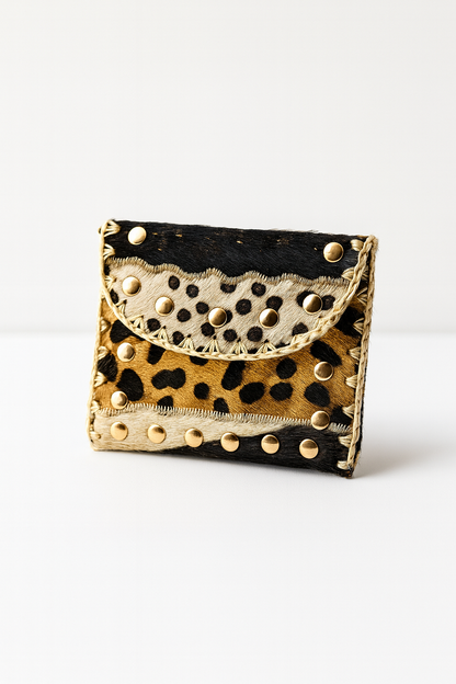 Cartera Safari de Piel con Tachuelas – Diseño Leopardo Elegante y Moderno