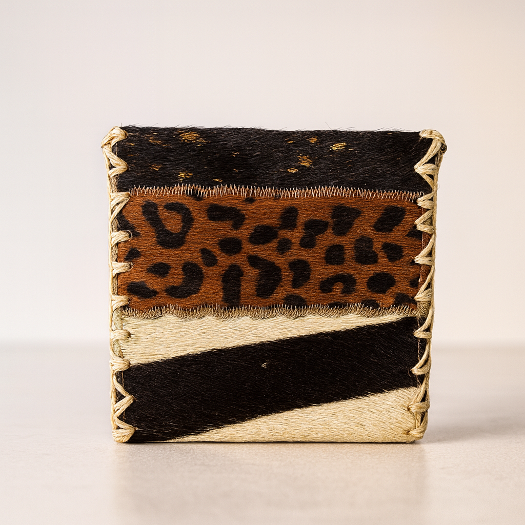 Cartera Safari de Piel con Tachuelas – Diseño Leopardo Elegante y Moderno