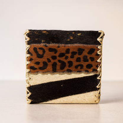 Cartera Safari de Piel con Tachuelas – Diseño Leopardo Elegante y Moderno