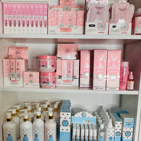 Caja de Belleza con Esencia Árabe – 7 Productos de Cuidado Facial y Corporal (champú, mascarilla, sérum, exfoliante, contorno, aceite labial, perfume mini y similares)