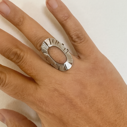 Anillo Ovalado Dorado Ajustable con Diseño Radiante para Mujer Elegante y Moderno