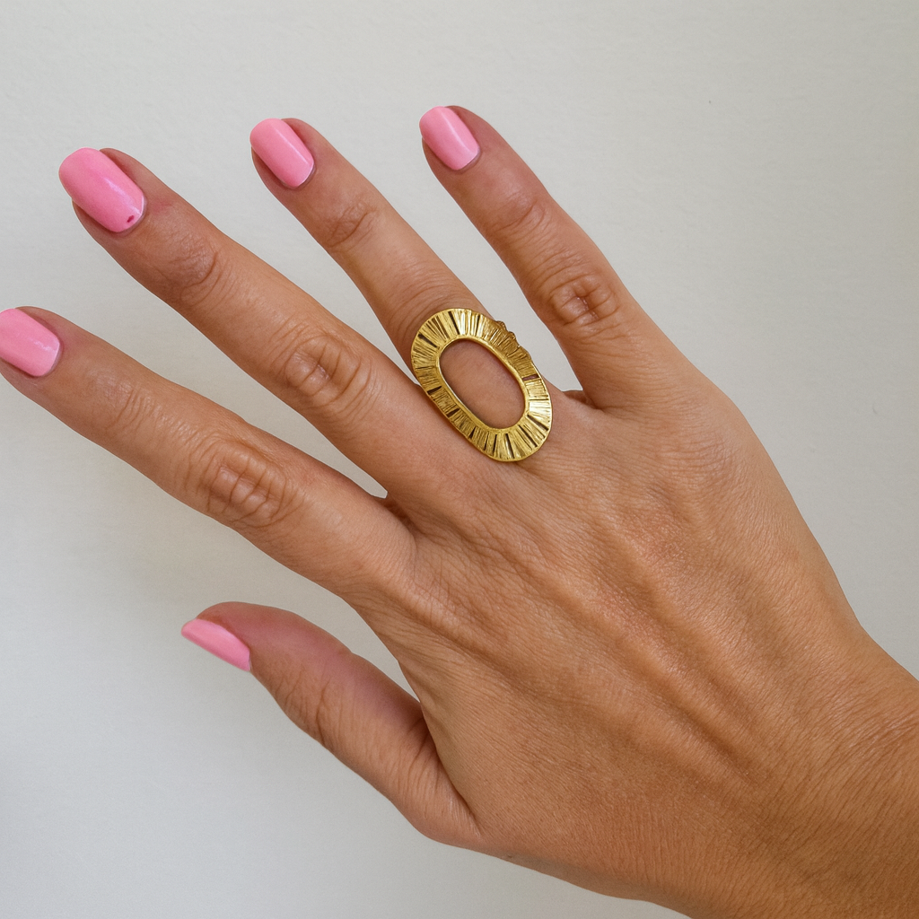 Anillo Ovalado Dorado Ajustable con Diseño Radiante para Mujer Elegante y Moderno